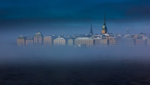 Обои небо, море, туман, башня, дома, швеция, стокгольм, the sky, sea, fog, tower, home, sweden, stockholm разрешение 2048x1235 Загрузить