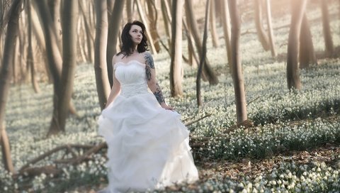 Обои цветы, лес, девушка, платье, брюнетка, тату, невеста, flowers, forest, girl, dress, brunette, tattoo, the bride разрешение 2048x1453 Загрузить