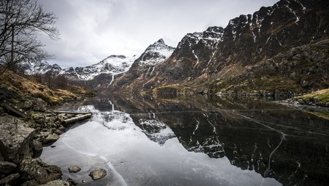 Обои небо, озеро, горы, дерево, лёд, the sky, lake, mountains, tree, ice разрешение 2048x1367 Загрузить