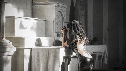 Обои девушка, церковь, спина, татуировка, в чёрном, траур, girl, church, back, tattoo, in black, mourning разрешение 2500x1668 Загрузить
