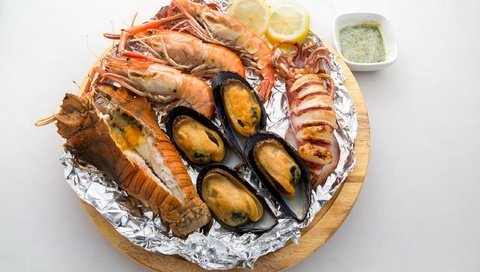 Обои лимон, белый фон, морепродукты, креветки, мидии, омары, lemon, white background, seafood, shrimp, mussels, lobster разрешение 2560x1706 Загрузить
