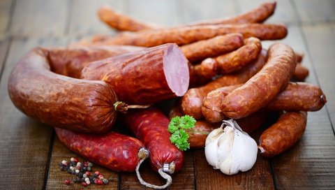 Обои колбаса, чеснок, специи, колбаски, копченая, колбасные изделия, sausage, garlic, spices, sausages, smoked разрешение 3840x2563 Загрузить