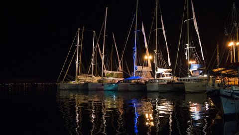 Обои ночь, огни, вода, отражение, яхты, яхта, night, lights, water, reflection, yachts, yacht разрешение 6016x4000 Загрузить