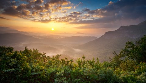 Обои небо, облака, деревья, горы, солнце, лес, закат, the sky, clouds, trees, mountains, the sun, forest, sunset разрешение 3840x2400 Загрузить