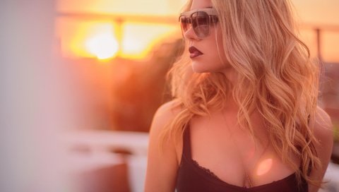 Обои закат, блондинка, модель, профиль, красная помада, декольте, волнистые волосы, солнцезащитные очки, sunset, blonde, model, profile, red lipstick, neckline, wavy hair, sunglasses разрешение 2048x1321 Загрузить