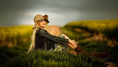 Обои трава, джинсовка, стиль, девушка, поза, очки, модель, сидит, шляпа, grass, dzhinsovka, style, girl, pose, glasses, model, sitting, hat разрешение 2048x1281 Загрузить