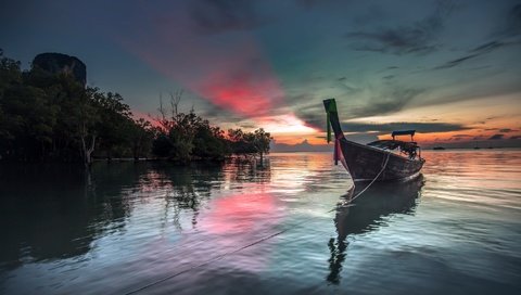 Обои небо, облака, деревья, закат, море, лодка, the sky, clouds, trees, sunset, sea, boat разрешение 2048x1142 Загрузить