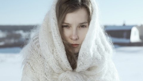 Обои зима, девушка, портрет, взгляд, модель, лицо, платок, фотосессия, winter, girl, portrait, look, model, face, shawl, photoshoot разрешение 2125x1080 Загрузить