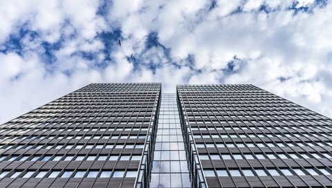 Обои небо, облака, архитектура, здание, окна, небоскрёб, the sky, clouds, architecture, the building, windows, skyscraper разрешение 2048x1365 Загрузить