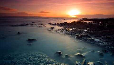 Обои небо, солнце, камни, берег, закат, море, пляж, the sky, the sun, stones, shore, sunset, sea, beach разрешение 2560x1790 Загрузить