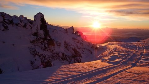 Обои горы, солнце, снег, природа, закат, зима, лучи, пейзаж, mountains, the sun, snow, nature, sunset, winter, rays, landscape разрешение 1920x1440 Загрузить