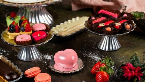 Обои клубника, ягоды, сладкое, десерт, пирожные, макаруны, strawberry, berries, sweet, dessert, cakes, macaroon разрешение 2880x1777 Загрузить