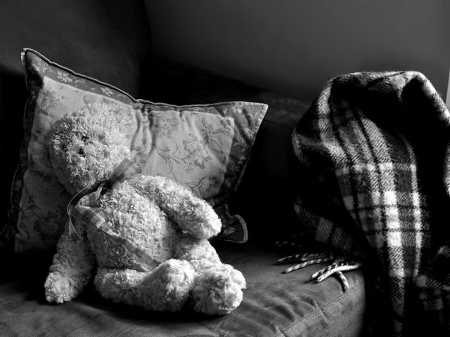 Обои мишка, одиночество, плюшевый, диван, чернобелый, тоска, подушка.одеяло, bear, loneliness, plush, sofa, black and white, longing, pillow.blanket разрешение 1980x1315 Загрузить