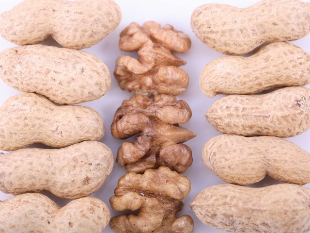 Обои орехи, арахис, грецкие, грецкие орехи, земляной орех, nuts, peanuts, walnut, walnuts, groundnuts разрешение 1920x1280 Загрузить