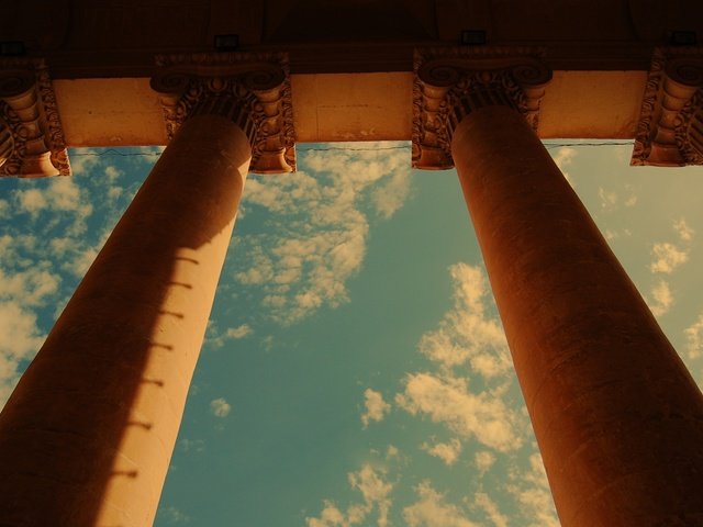 Обои небо, город, колонна, the sky, the city, column разрешение 2560x1576 Загрузить