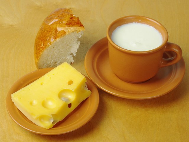 Обои стол, сыр, хлеб, молоко, чашки, блюдца, table, cheese, bread, milk, cup, saucers разрешение 2560x1600 Загрузить