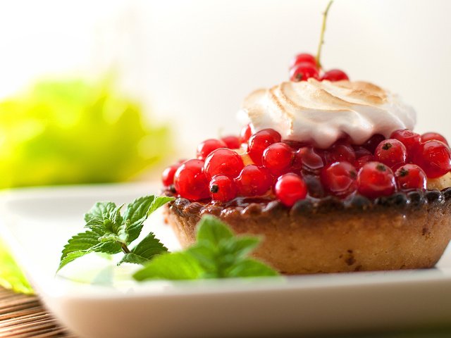 Обои крем для торта, красная, ягоды, смородина, пирожное, тарталетка, cream cake, red, berries, currants, cake, tartlet разрешение 2560x1600 Загрузить