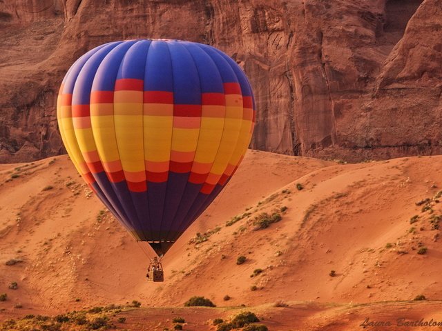 Обои скалы, полет, воздушный шар, rocks, flight, balloon разрешение 2000x1330 Загрузить