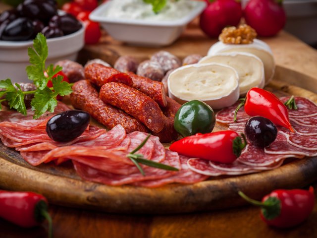 Обои сыр, колбаса, оливки, перец, салями, cheese, sausage, olives, pepper, salami разрешение 5616x3744 Загрузить