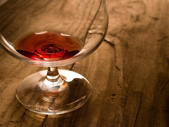 Обои стол, бокал, алкоголь, коньяк, виски, table, glass, alcohol, cognac, whiskey разрешение 2040x1340 Загрузить