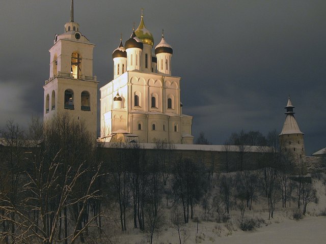 Обои псков, небо, храм, тучи, собор, город, россия, церковь, купола, pskov, the sky, temple, clouds, cathedral, the city, russia, church, dome разрешение 1920x1200 Загрузить