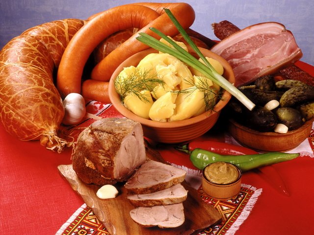 Обои лук, колбаса, картофель, огурцы, мясные продукты, bow, sausage, potatoes, cucumbers, meat products разрешение 1920x1440 Загрузить
