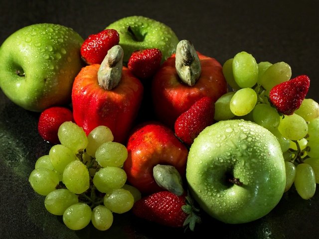 Обои виноград, капли, фрукты, яблоки, клубника, плоды, эппл, виноградные, grapes, drops, fruit, apples, strawberry, apple, grape разрешение 2880x1920 Загрузить