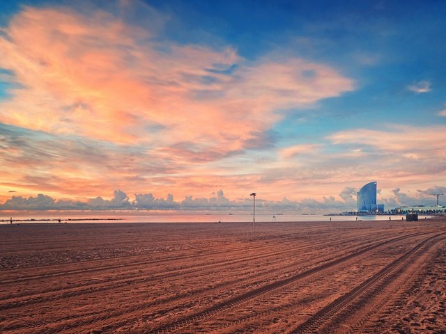 Обои закат, песок, пляж, город, испания, барселона, sunset, sand, beach, the city, spain, barcelona разрешение 2048x1364 Загрузить