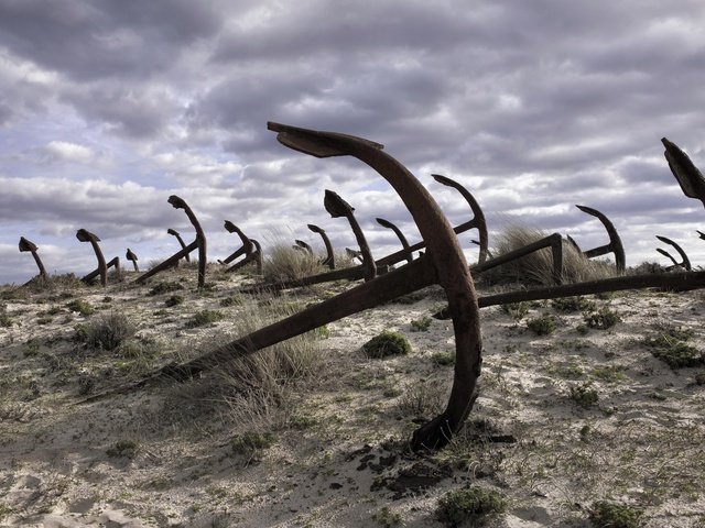 Обои небо, облака, берег, песок, пляж, якорь, the sky, clouds, shore, sand, beach, anchor разрешение 2048x1332 Загрузить