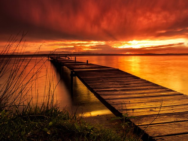 Обои небо, облака, вечер, озеро, мостик, закат, причал, зарево, the sky, clouds, the evening, lake, the bridge, sunset, pier, glow разрешение 2048x1338 Загрузить