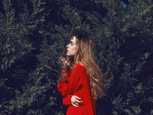 Обои природа, девушка, блондинка, профиль, красное платье, nature, girl, blonde, profile, red dress разрешение 2048x1365 Загрузить