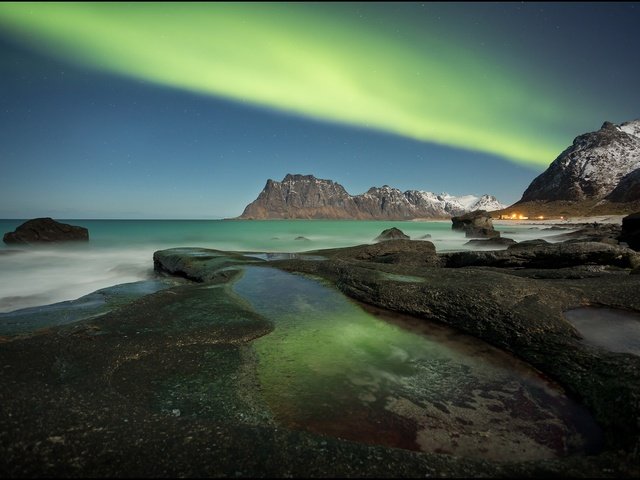 Обои горы, море, побережье, северное сияние, норвегия, лофотенские острова, mountains, sea, coast, northern lights, norway, the lofoten islands разрешение 2048x1370 Загрузить