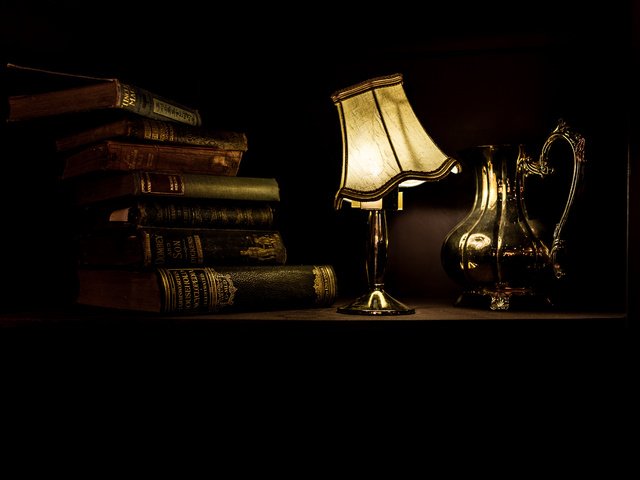 Обои свет, лампа, книги, черный фон, кувшин, light, lamp, books, black background, pitcher разрешение 5429x4016 Загрузить