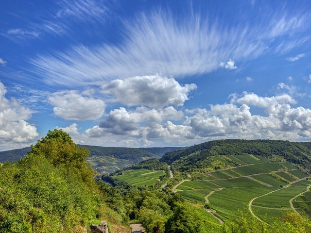 Обои небо, дорога, облака, деревья, холмы, поля, германия, the sky, road, clouds, trees, hills, field, germany разрешение 3872x2557 Загрузить