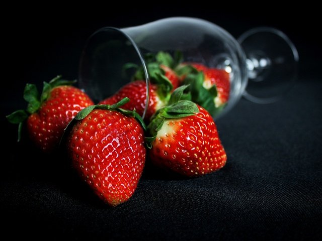 Обои клубника, бокал, черный фон, ягоды, strawberry, glass, black background, berries разрешение 2880x1920 Загрузить