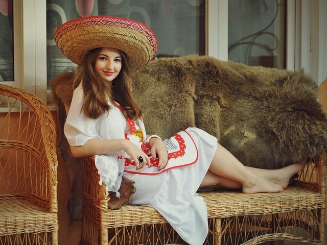 Обои девушка, платье, улыбка, шкура, диван, шляпа, сомбреро, girl, dress, smile, skin, sofa, hat, sombrero разрешение 1920x1285 Загрузить