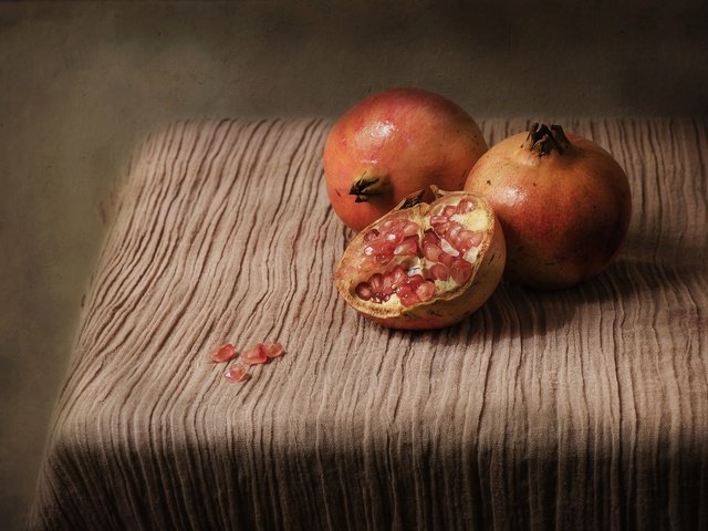 Обои макро, фрукты, зерна, стол, плод, гранат, macro, fruit, grain, table, the fruit, garnet разрешение 2048x1356 Загрузить