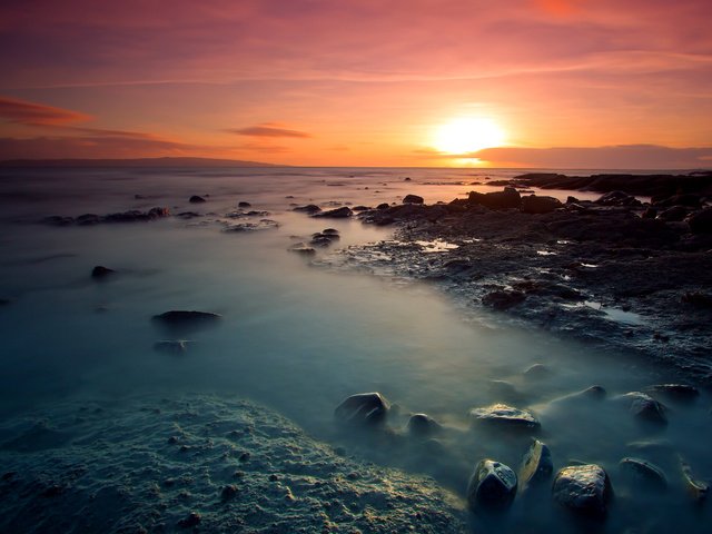 Обои небо, солнце, камни, берег, закат, море, пляж, the sky, the sun, stones, shore, sunset, sea, beach разрешение 2560x1790 Загрузить