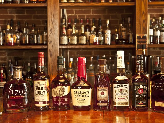 Обои бар, стойка, напитки, бренди, бутылки, бурбон, алкоголь, коньяк, бренд, виски, ром, bar, stand, drinks, brandy, bottle, bourbon, alcohol, cognac, brand, whiskey, rum разрешение 1920x1200 Загрузить