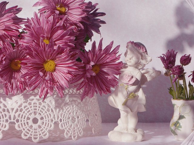 Обои бутоны, статуэтка, хризантемы, buds, figurine, chrysanthemum разрешение 2112x1188 Загрузить