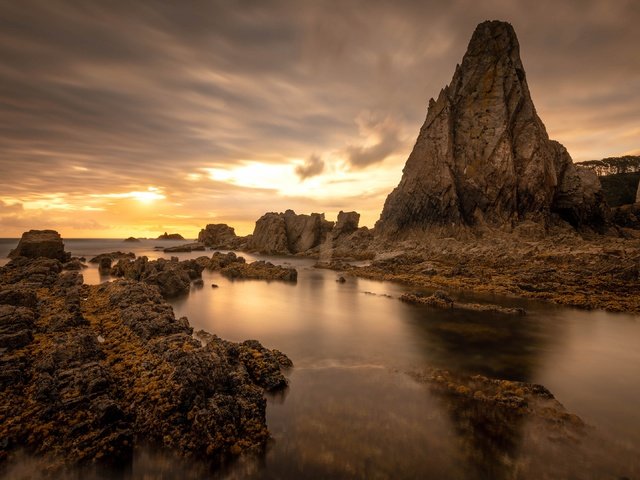 Обои небо, облака, скалы, камни, берег, закат, море, the sky, clouds, rocks, stones, shore, sunset, sea разрешение 3840x2160 Загрузить