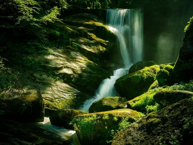 Обои свет, камни, водопад, мох, light, stones, waterfall, moss разрешение 3840x2160 Загрузить