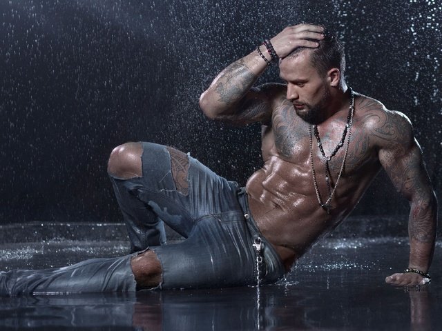 Обои вода, поза, парень, модель, тату, дождь, мускулы, рваные джинсы, water, pose, guy, model, tattoo, rain, muscles, ripped jeans разрешение 3840x2160 Загрузить