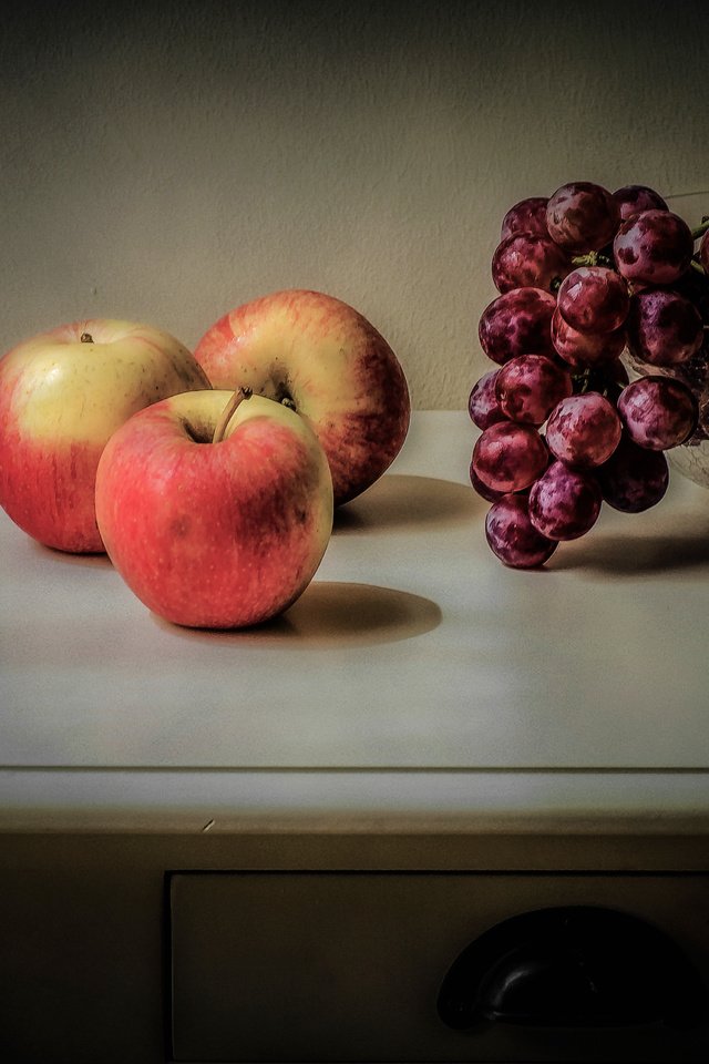 Обои виноград, фрукты, яблоки, стол, ваза, натюрморт, grapes, fruit, apples, table, vase, still life разрешение 4928x3090 Загрузить