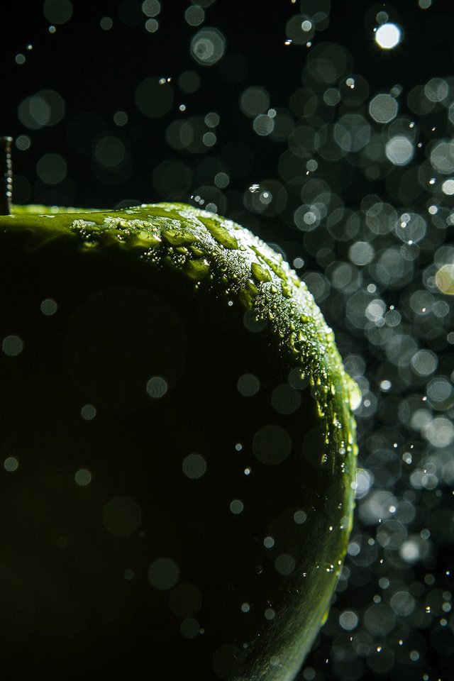 Обои макро, капли, фрукты, фотограф, яблоко, зеленое, hannes hochsmann, macro, drops, fruit, photographer, apple, green разрешение 2000x1334 Загрузить