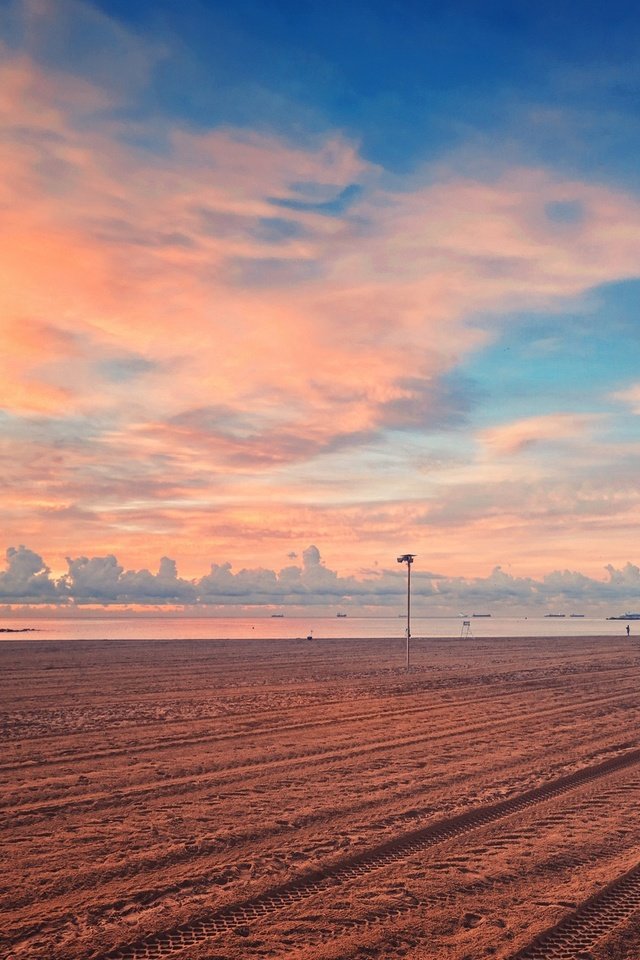 Обои закат, песок, пляж, город, испания, барселона, sunset, sand, beach, the city, spain, barcelona разрешение 2048x1364 Загрузить