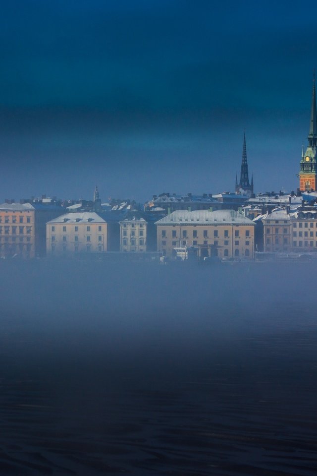 Обои небо, море, туман, башня, дома, швеция, стокгольм, the sky, sea, fog, tower, home, sweden, stockholm разрешение 2048x1235 Загрузить