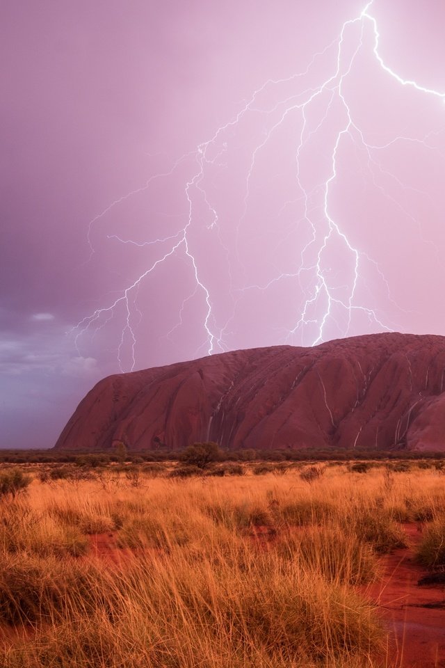 Обои небо, облака, тучи, молния, гора, молнии, австралия, улуру, the sky, clouds, lightning, mountain, zipper, australia, uluru разрешение 2499x1525 Загрузить