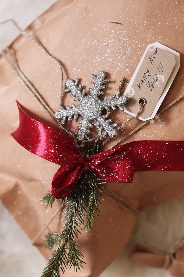 Обои новый год, лента, подарок, рождество, снежинка, бант, new year, tape, gift, christmas, snowflake, bow разрешение 5472x3648 Загрузить