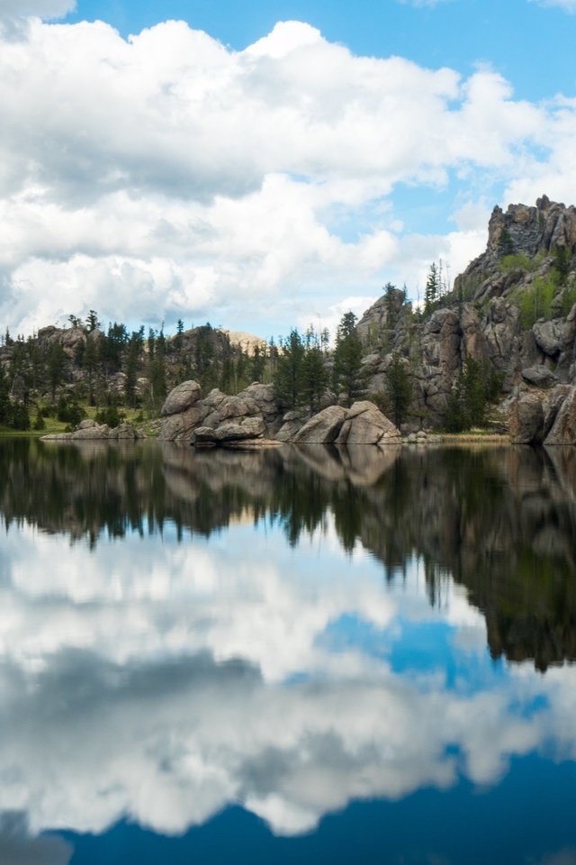 Обои небо, облака, озеро, скалы, природа, камни, отражение, пейзаж, the sky, clouds, lake, rocks, nature, stones, reflection, landscape разрешение 4608x3072 Загрузить